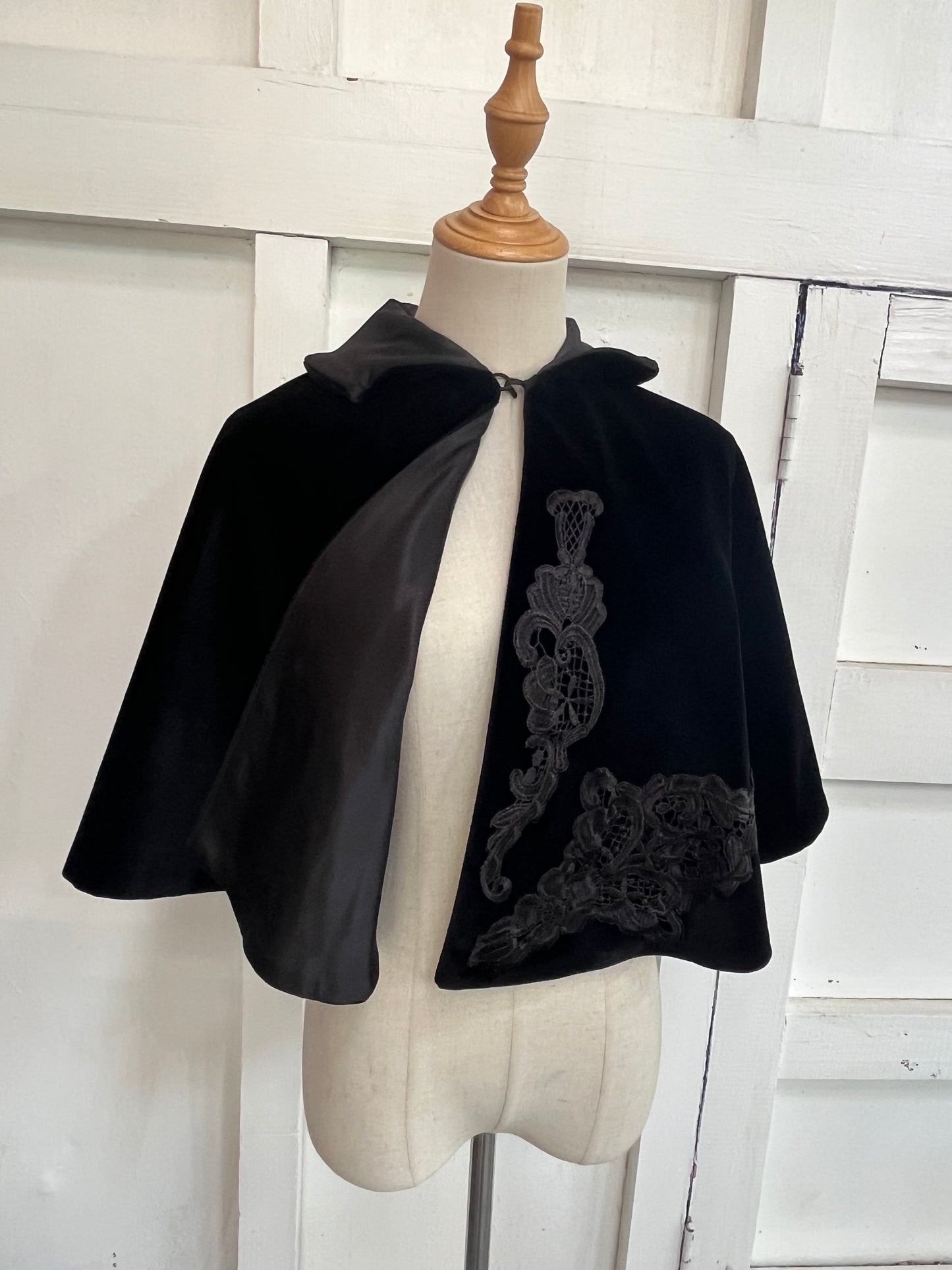 BLACK VICTORIAN CAPE