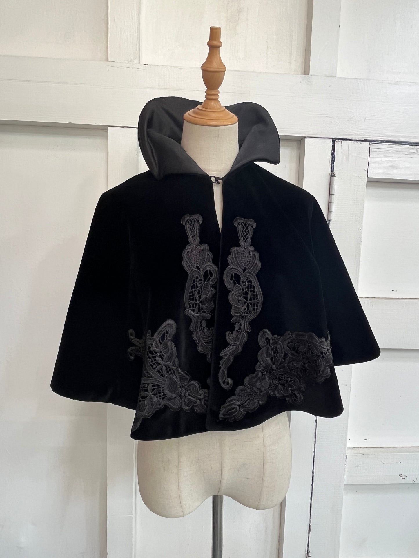 BLACK VICTORIAN CAPE