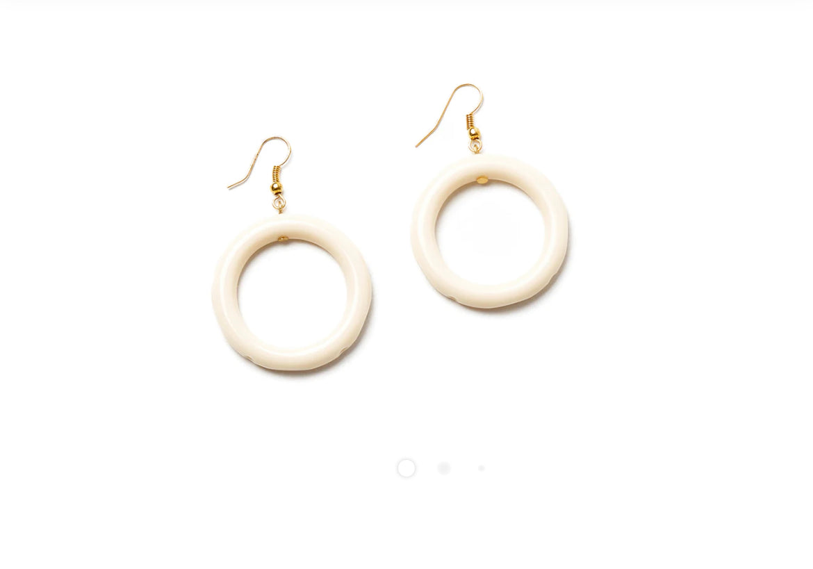 CREAM HEAVY CARVE DROP HOOPS