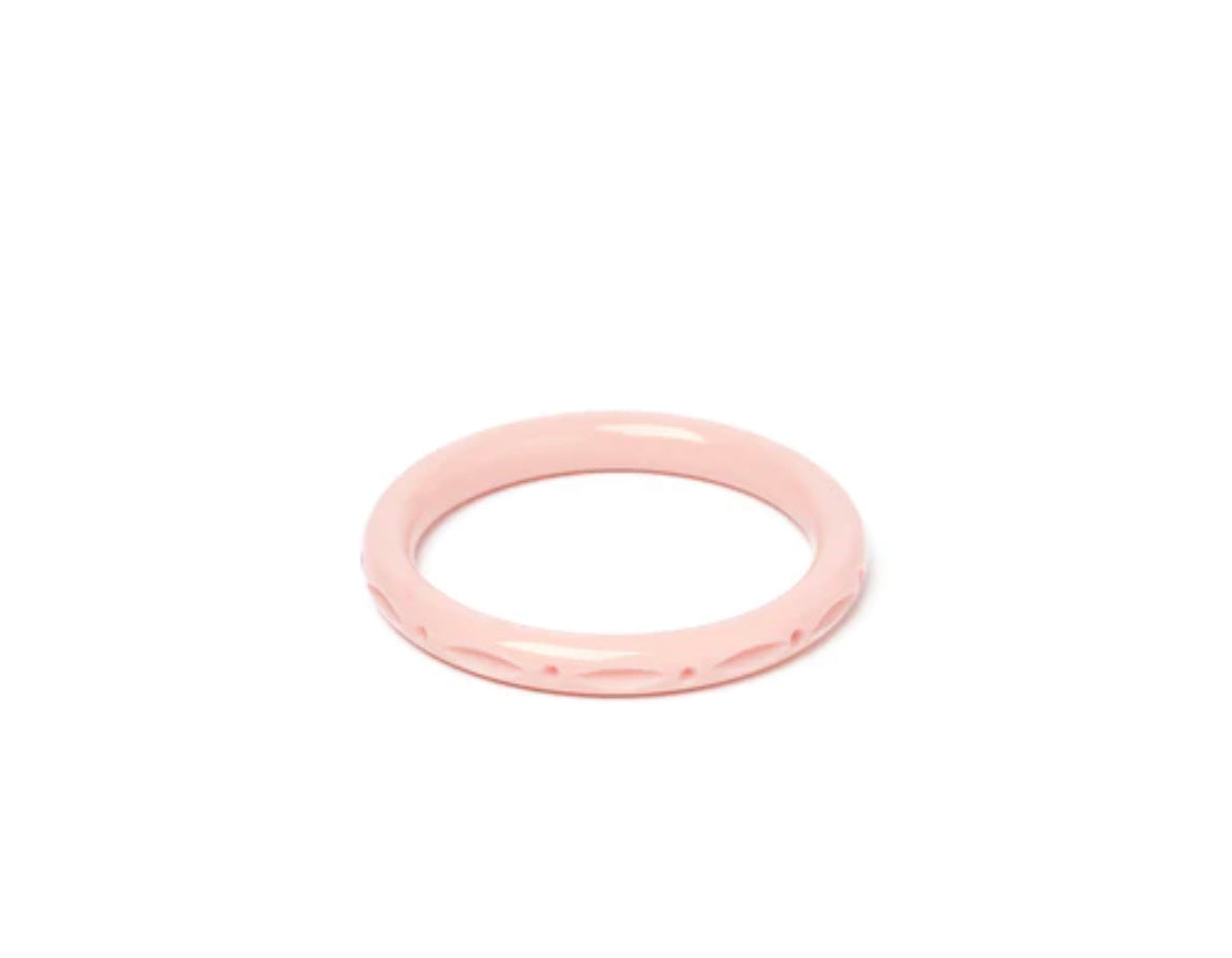 SHELL NARROW DUCHESS BANGLE